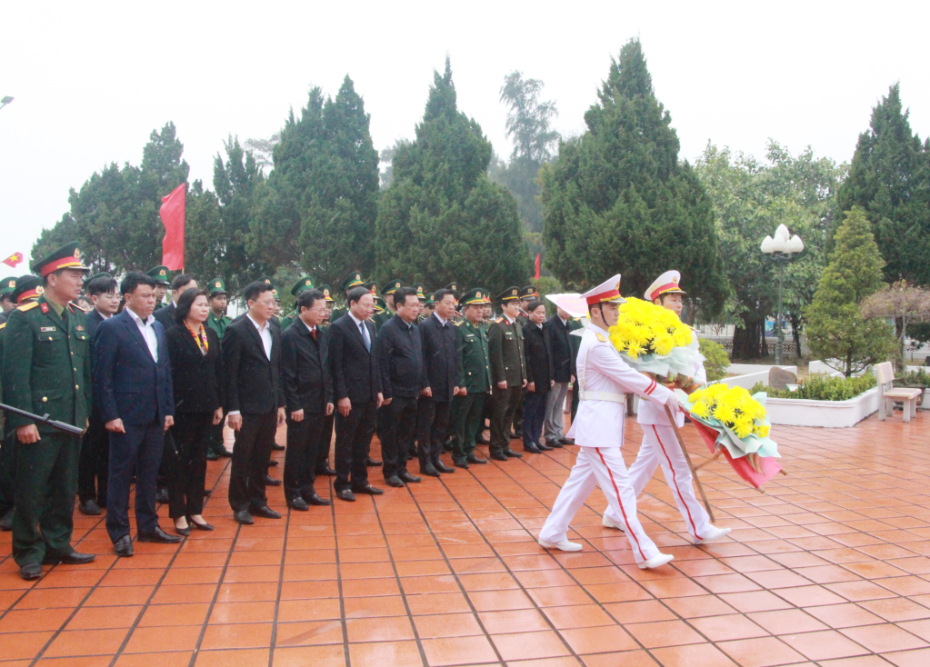 Đoàn công tác do đồng chí Nguyễn Xuân Ký, Bí thư Tỉnh ủy, Chủ tịch HĐND tỉnh dẫn đầu đến dâng hoa, dâng hương tại Khu di tích Quốc gia Hồ Chí Minh trên đảo Cô Tô.
