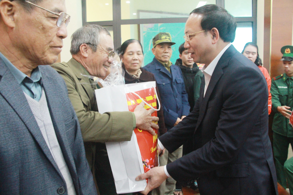 Đồng chí Nguyễn Xuân Ký, Ủy viên Trung ương Đảng, Bí thư Tỉnh ủy, Chủ tịch HĐND tỉnh trao quà Tết cho một số gia đình chính sách, người có công trên địa bàn huyện.