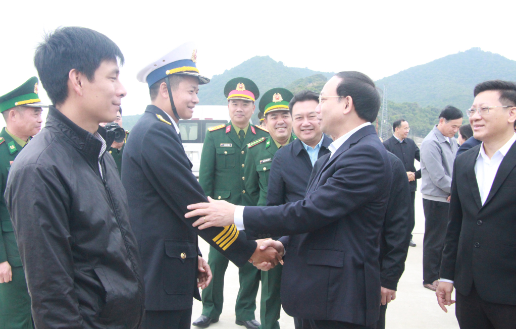Đồng chí Bí thư Tỉnh ủy cùng đoàn công tác đến thăm cán bộ, chiến sỹ và nhân dân đảo Trần (huyện Cô Tô).