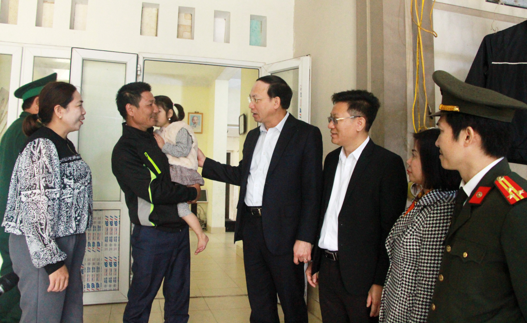 Đồng chí Bí thư Tỉnh ủy, Chủ tịch HĐND tỉnh trò chuyện với người dân trên đảo Trần.