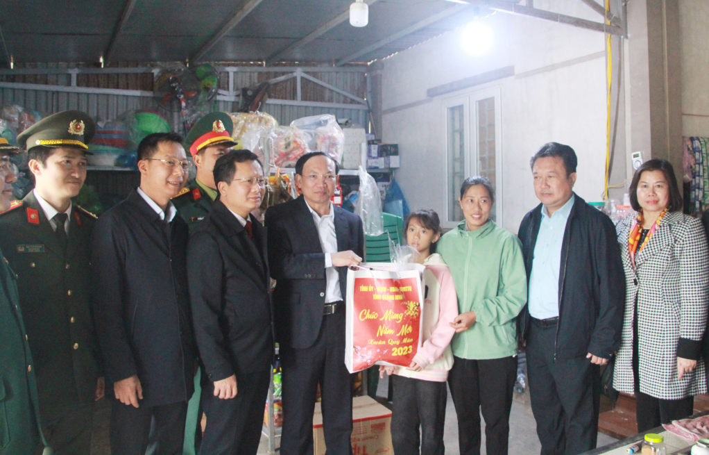 Đoàn công tác tặng quà Tết cho 13 hộ dân sinh sống trên đảo Trần.