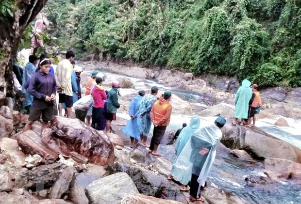 Quang Nam: Khan truong tim kiem chau be nga xuong suoi, mat tich hinh anh 1