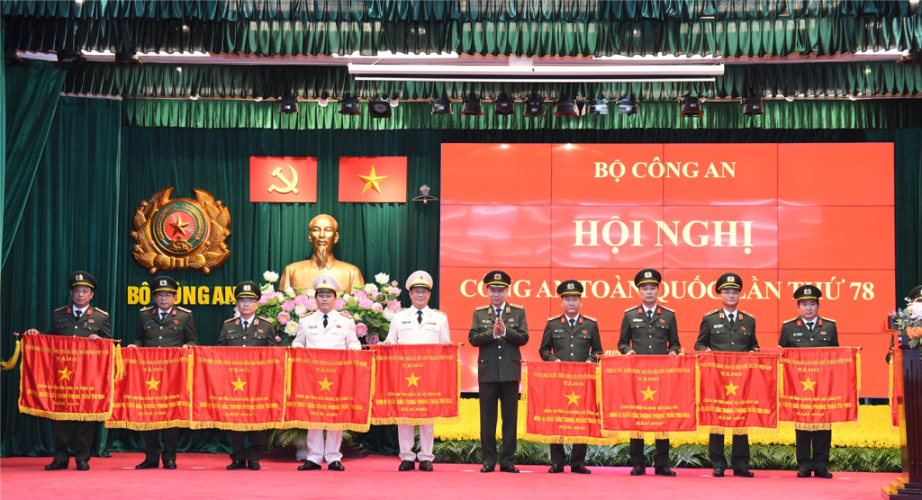 Công an tỉnh Quảng Ninh là một trong các đơn vị được tặng Cờ thi đua của Chính phủ cho các tập thể có thành tích xuất sắc, do Bộ trưởng Tô Lâm, thừa ủy quyền, trao tặng.