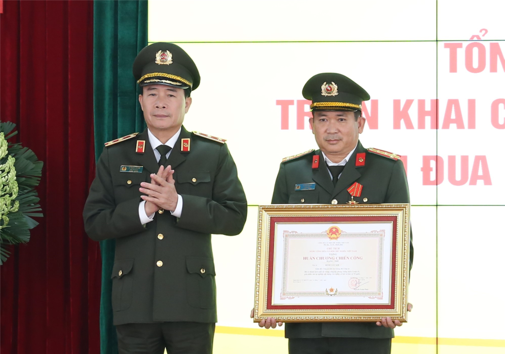 Thứ trưởng Lê Quốc Hùng thừa ủy quyền, trao Huân chương Chiến công hạng Nhì tặng Đại tá Đinh Văn Nơi, Giám đốc Công an tỉnh.