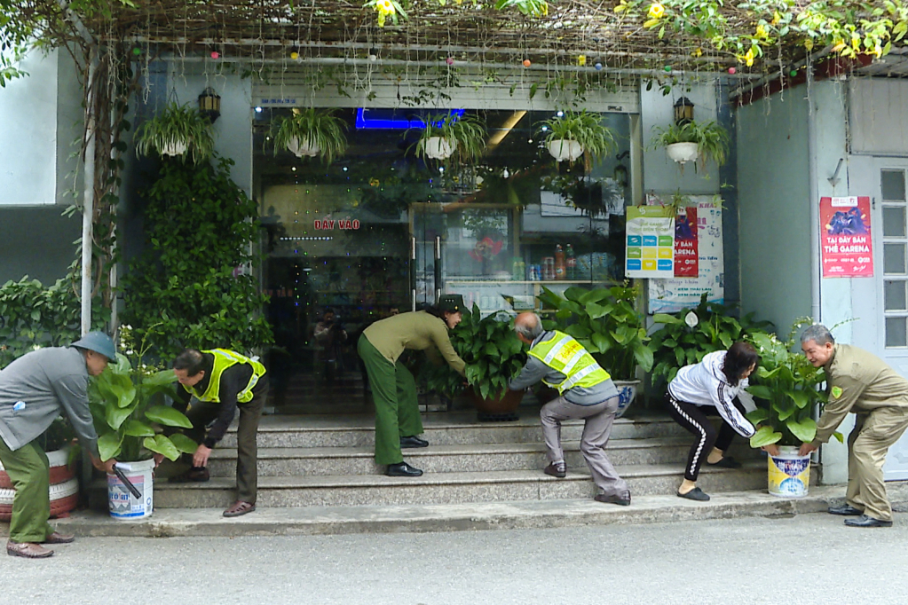 Tổ tuần tra tự quản khu phố 6 (phường Thanh Sơn, TP Uông Bí) tuyên truyền, hướng dẫn người dân chấp hành quy định về trật tự đô thị. Ảnh: Hoàng Giang