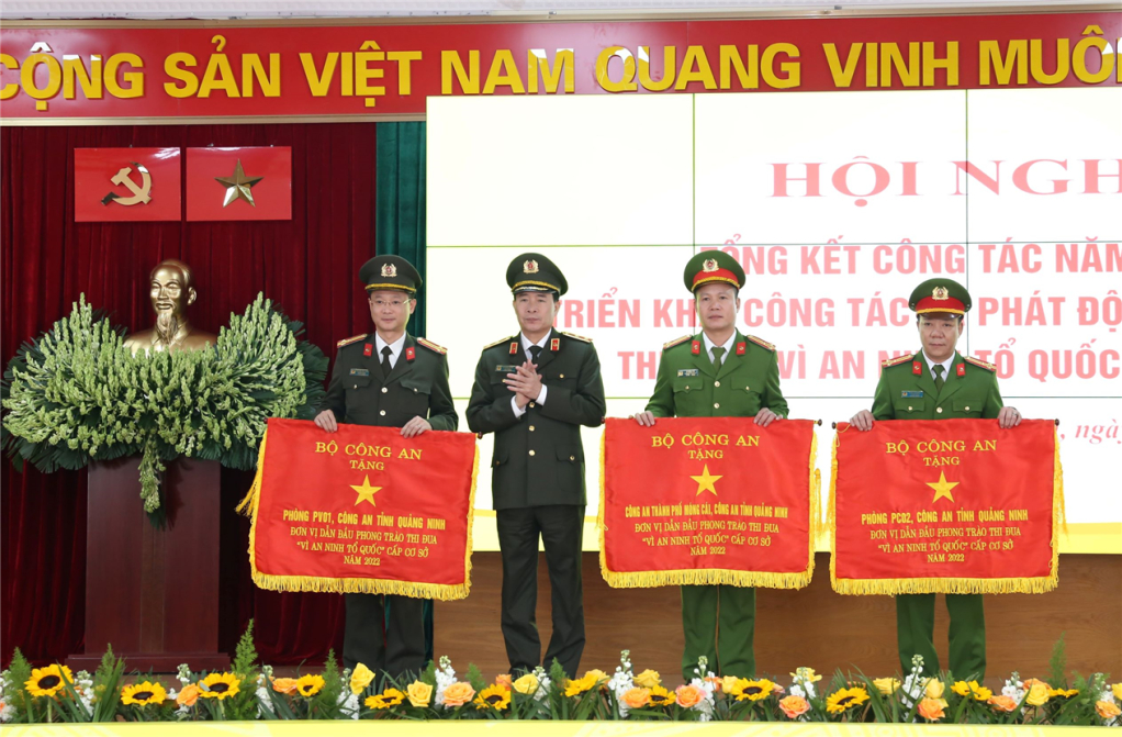 Công an TP Móng Cái là một trong 3 đơn vị thuộc Công an tỉnh Quảng Ninh nhận Cờ thi đua của Bộ Công an.