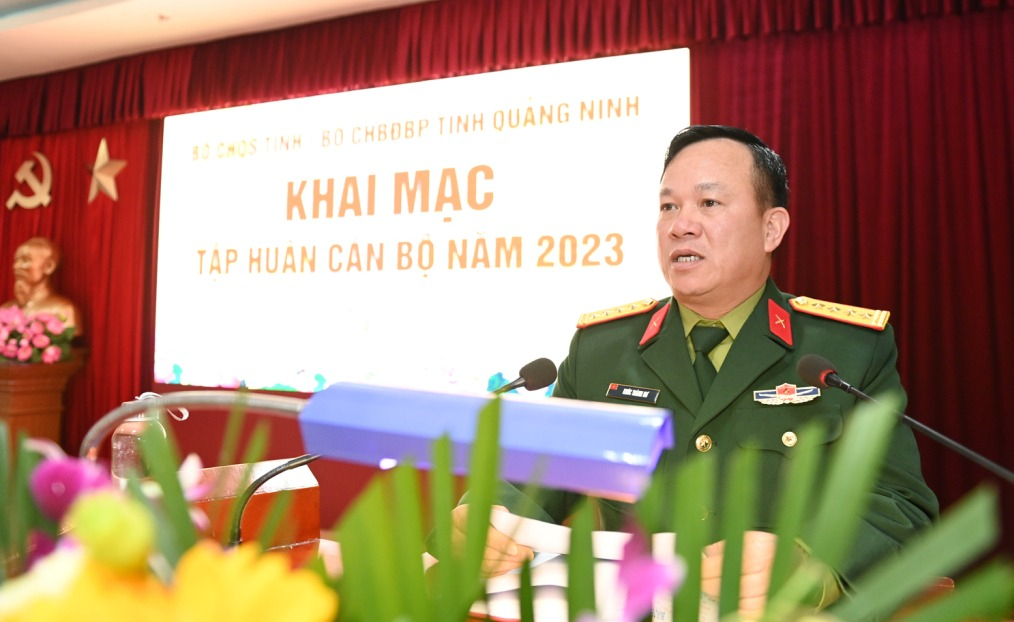 Đại tá Khúc Thành Dư, Ủy viên Ban Thường vụ Tỉnh ủy, Chỉ huy trưởng Bộ CHQS tỉnh Quảng Ninh, phát biểu khai mạc lớp tập huấn.