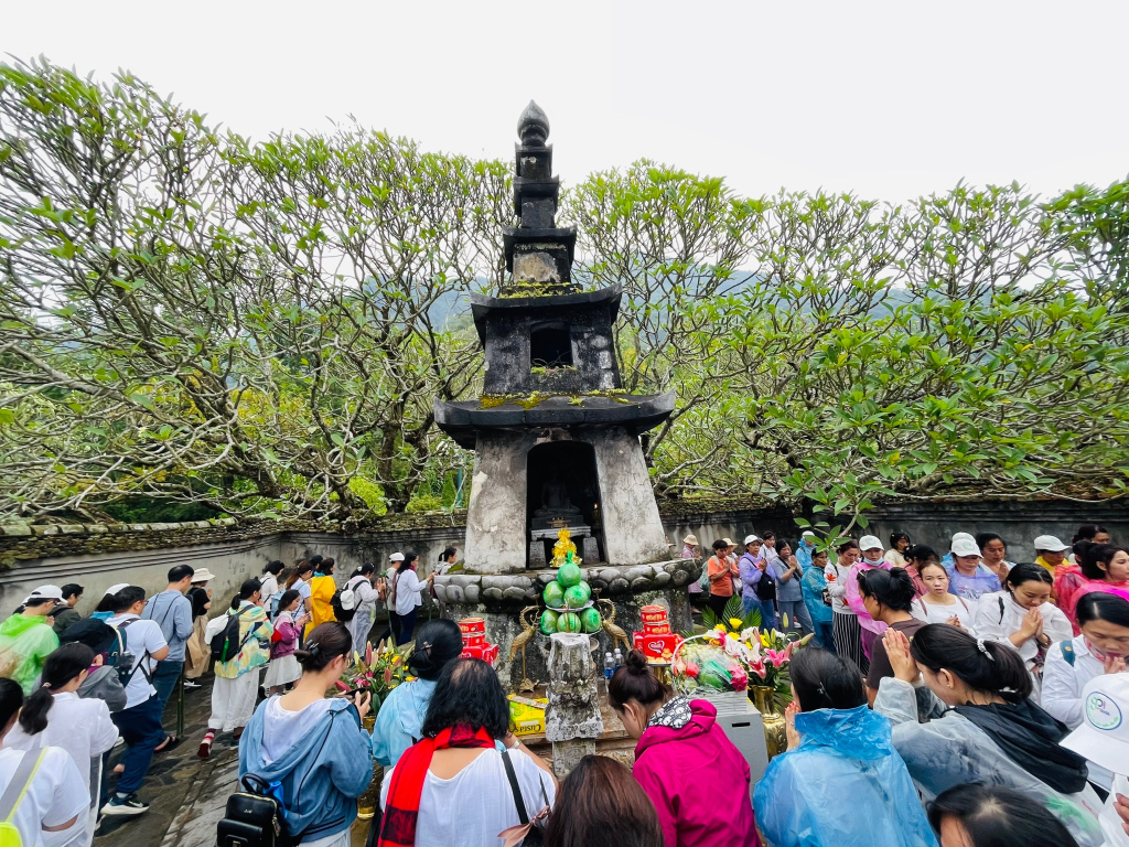 Phật tử dâng hương trước tượng Phật hoàng Trần Nhân Tông trong bảo tháp.