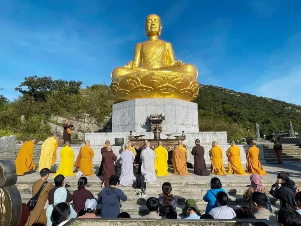 Tu sĩ Phật giáo và Phật tử hành lễ trước Bảo tượng Phật hoàng Trần Nhân Tông ở Yên Tử.