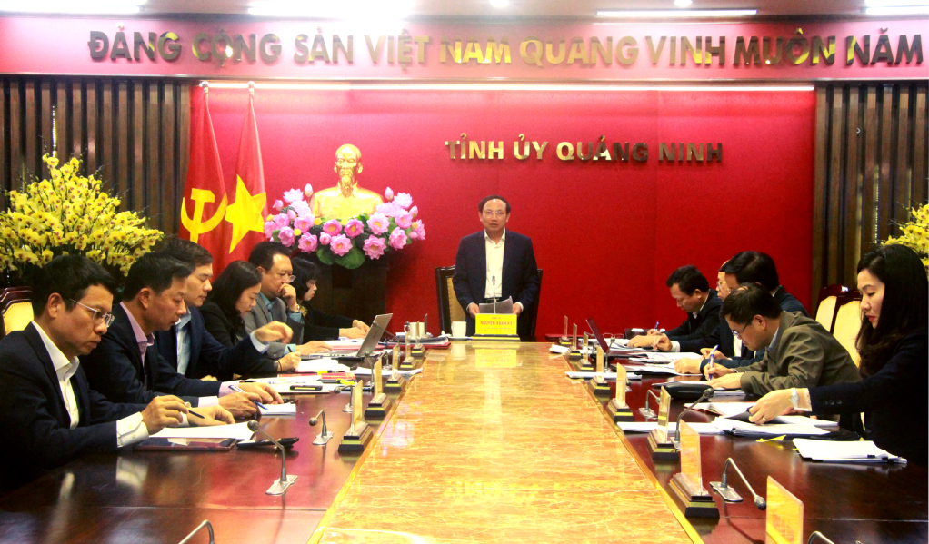 Đồng chí Nguyễn Xuân Ký, Ủy viên Trung ương Đảng, Bí thư Tỉnh ủy, Chủ tịch HĐND tỉnh chủ trì cuộc họp giao ban Thường trực Tỉnh ủy.