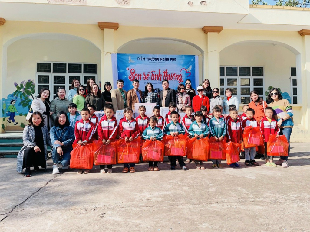 Trường Tiểu học Quang Trung (Hạ Long) tặng quà tết Nguyên đán Quý Mão 2023 cho học sinh điểm trường Ngàn Phe thuộc Trường Tiểu học Đồng Tâm (Bình Liêu).