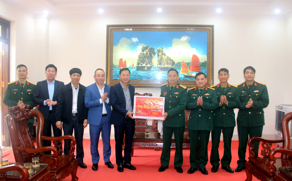 Đồng chí Lê Văn Ánh, Phó Chủ tịch HĐND tỉnh thăm, chúc Tết Lữ đoàn bộ 242 (Quân khu 3).