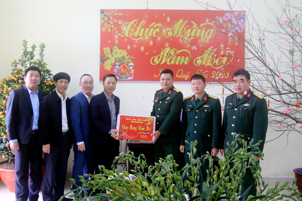 Đồng chí Lê Văn Ánh, Phó Chủ tịch HĐND tỉnh thăm, chúc Tết Ban Chỉ huy Quân sự huyện Vân Đồn.