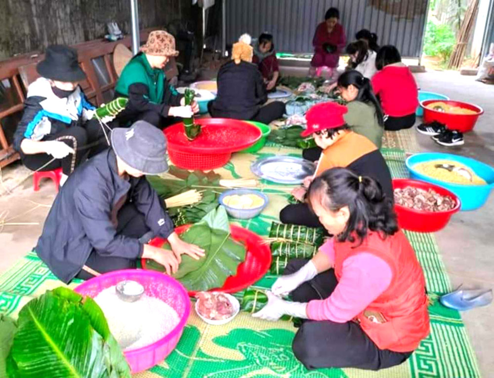 Bánh chưng được 30 tình nguyện viên của Hội Chữ thập đỏ thị trấn Ba Chẽ tham gia gói.