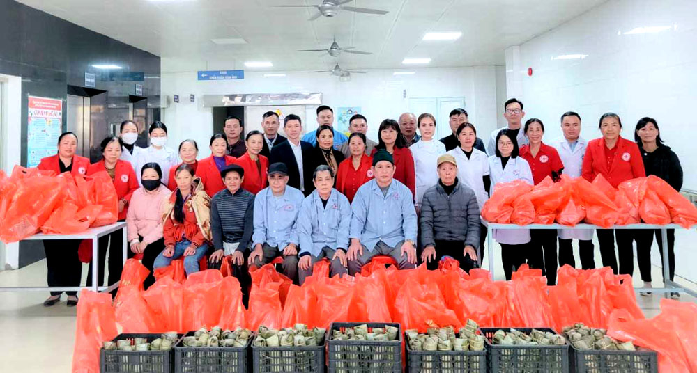 Các bệnh nhân đang điều trị tại Trung tâm Y tế thị trấn Ba Chẽ nhận bánh chưng, quà tặng của các tình nguyện viên 