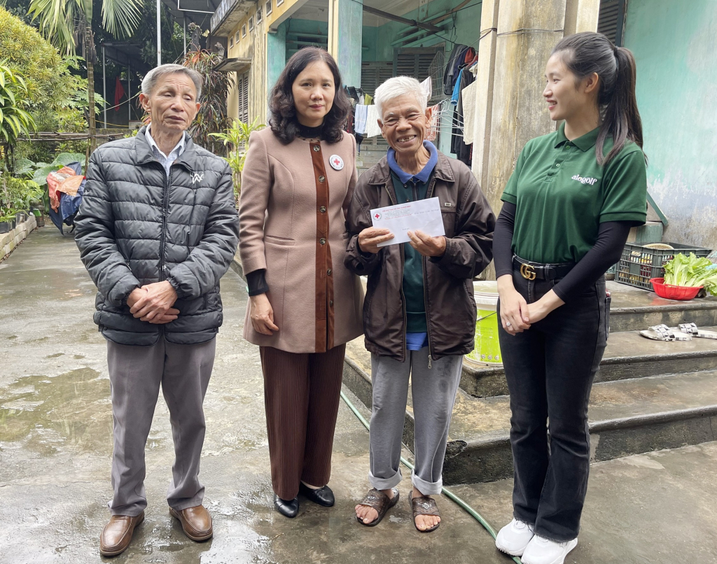 Lãnh đạo Hội Nạn nhân chất độc da cam/dioxin tỉnh và Hội Chữ thập đỏ tỉnh cùng nhà hảo tâm trao tặng quà Tết cho nạn nhân da cam trên địa bàn TP Hạ Long