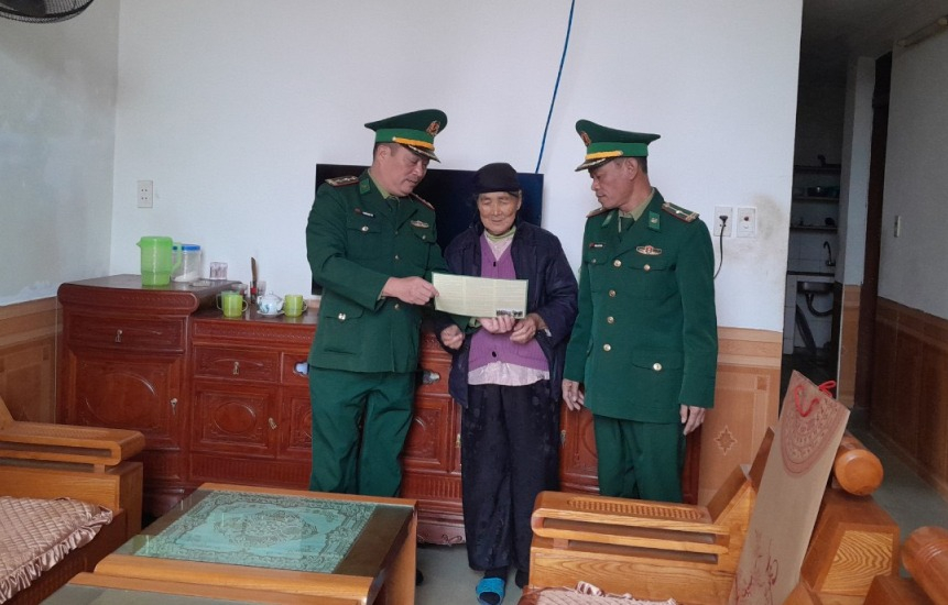 Lãnh đạo Đồn BP Trà Cổ trao quà Tết cho gia đình chính sách trên địa bàn phường Bình Ngọc.