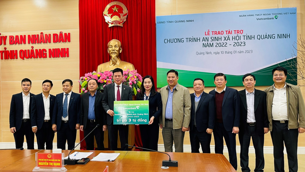  Đại diện ngân hàng Vietcombank trao tặng biển tượng trưng tài trợ 3 tỷ đồng cho chương trình an sinh xã hội tỉnh Quảng Ninh năm 2022-2023.