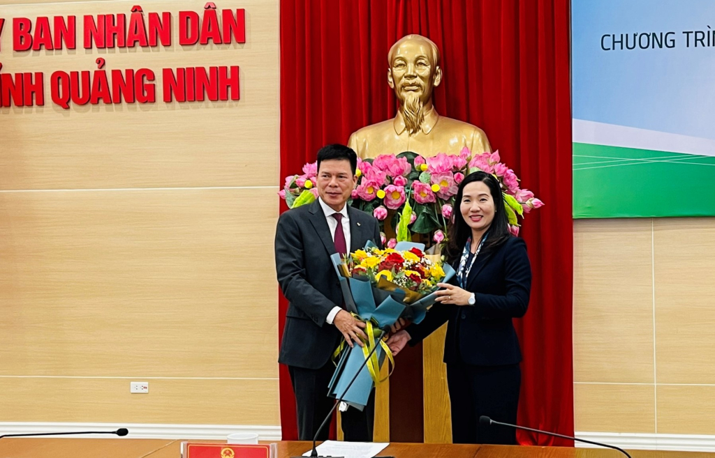 Phó Chủ tịch UBND tỉnh Nguyễn Thị Hạnh tặng hoa cảm ơn ngân hàng Vietcombank.