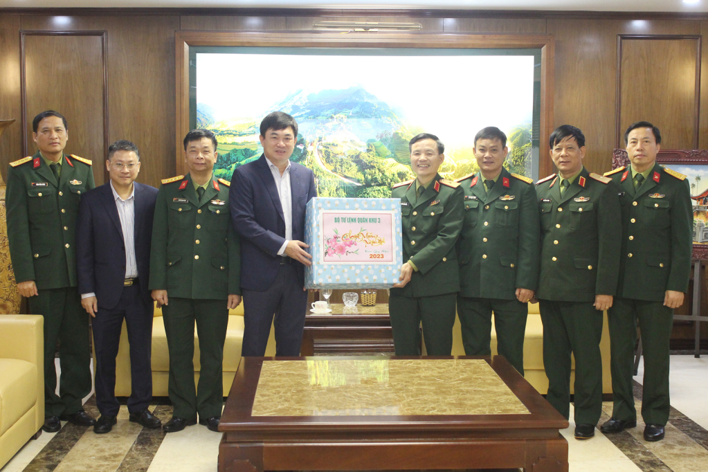 Đoàn công tác Bộ tư lệnh Quân khu 3 chúc tết tỉnh Quảng Ninh.