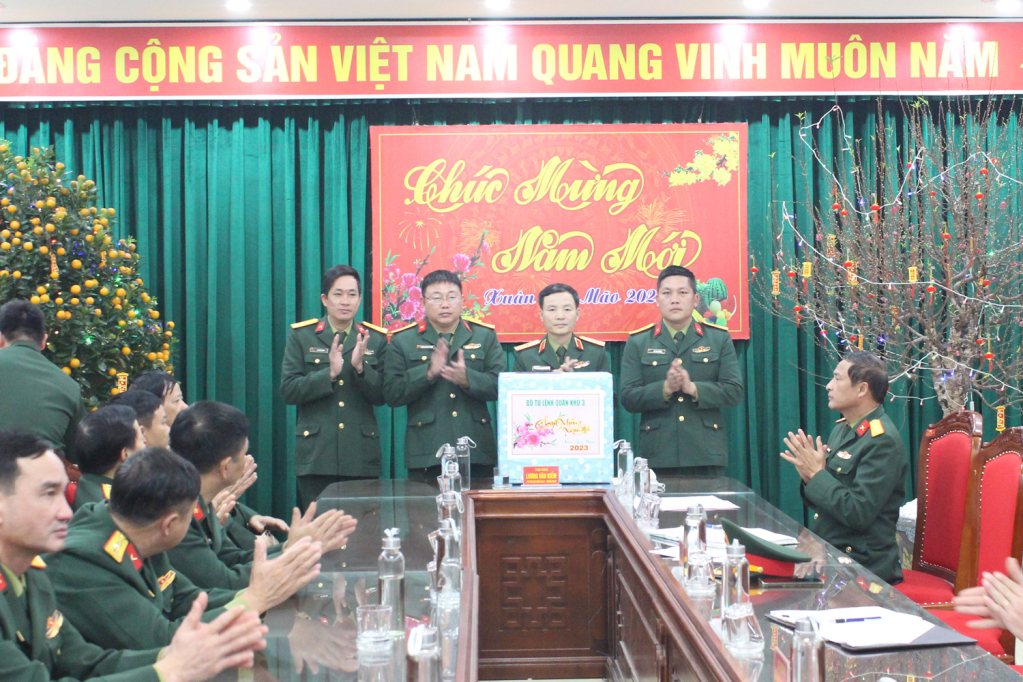 Đoàn công tác Bộ tư lệnh Quân khu 3 thăm, chúc tết Ban CHQS TP Móng Cái.
