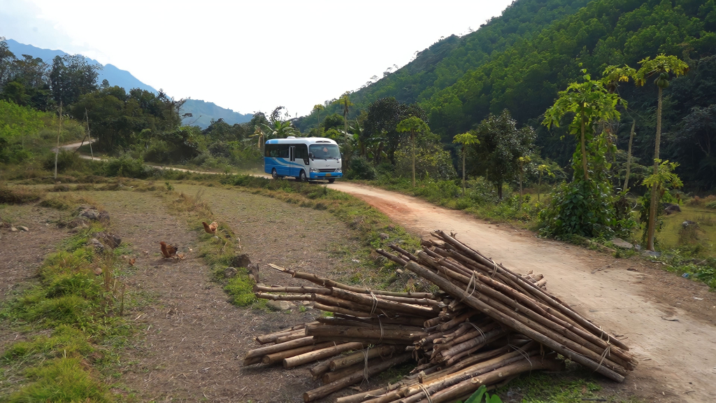 Chuyến xe thiện nguyện trên những con đường quanh co, khúc khuỷu đến với những địa bàn xã còn nhiều khó khăn của huyện Đầm Hà.