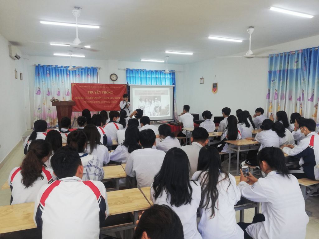 Trung tâm Y tế TP Móng Cái phối hợp với Trường THCS&THPT Chu Văn An tổ chức truyền thông chăm sóc SKSS vị thành niên, thanh niên.