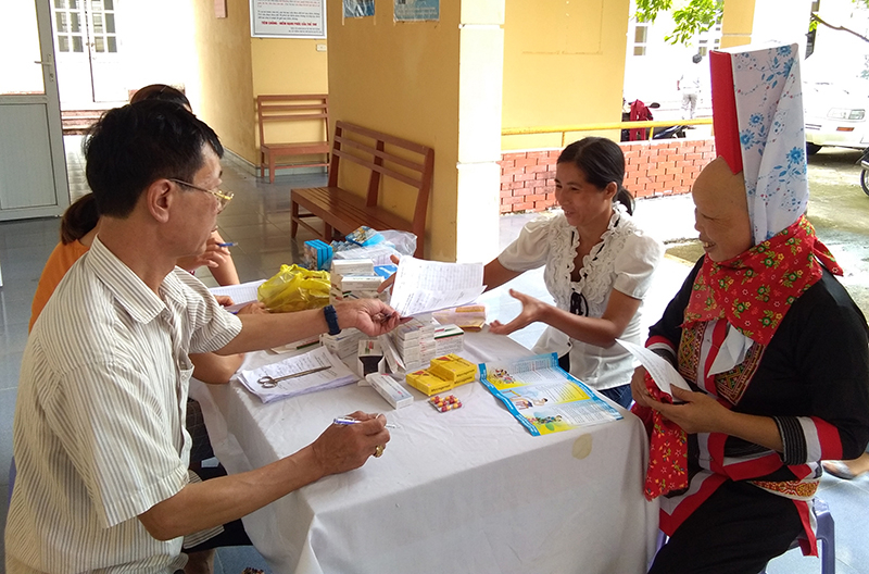 Cán bộ dân số của Trung tâm Y tế huyện Đầm Hà tư vấn kiến thức về SKSS cho người dân.