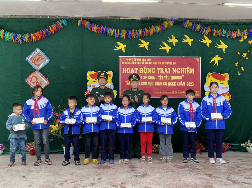 Đồn BP Ngọc Vừng tặng quà Tết cho học sinh nghèo vượt khó trên địa bàn xã Thắng Lợi (huyện Vân Đồn)