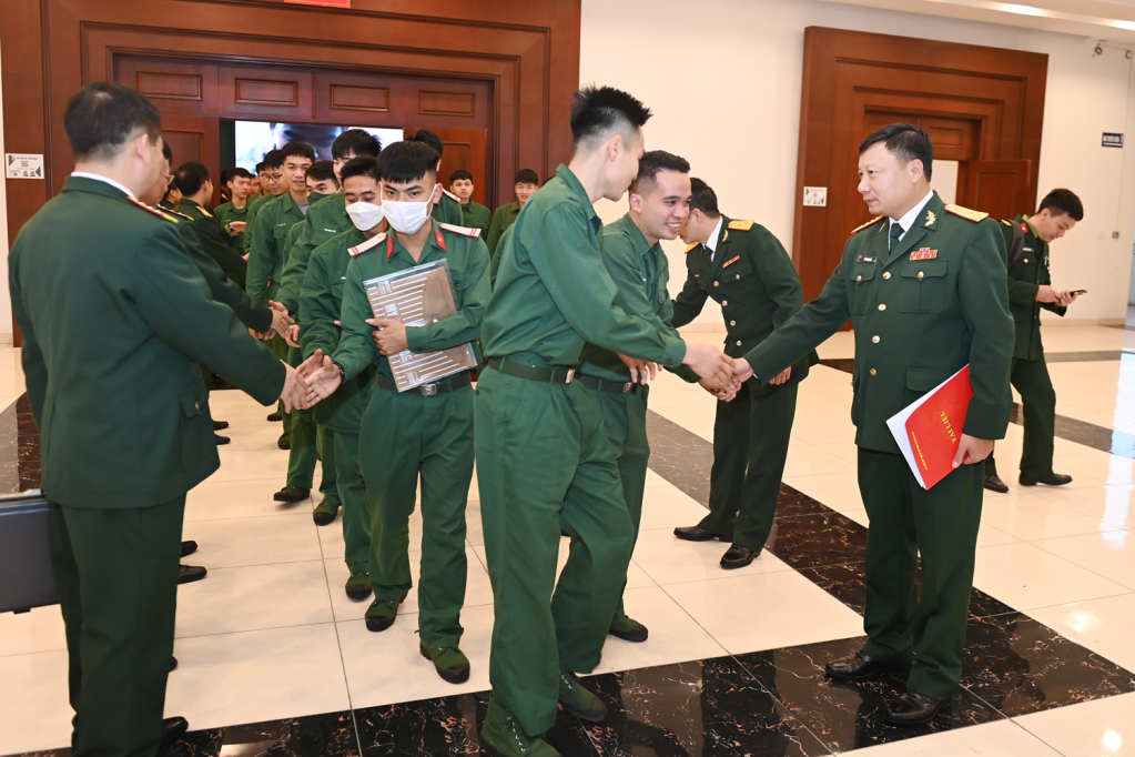 Lãnh đạo Bộ CHQS tỉnh, động viên quân nhân hoàn thành NVQS trở về địa phương.
