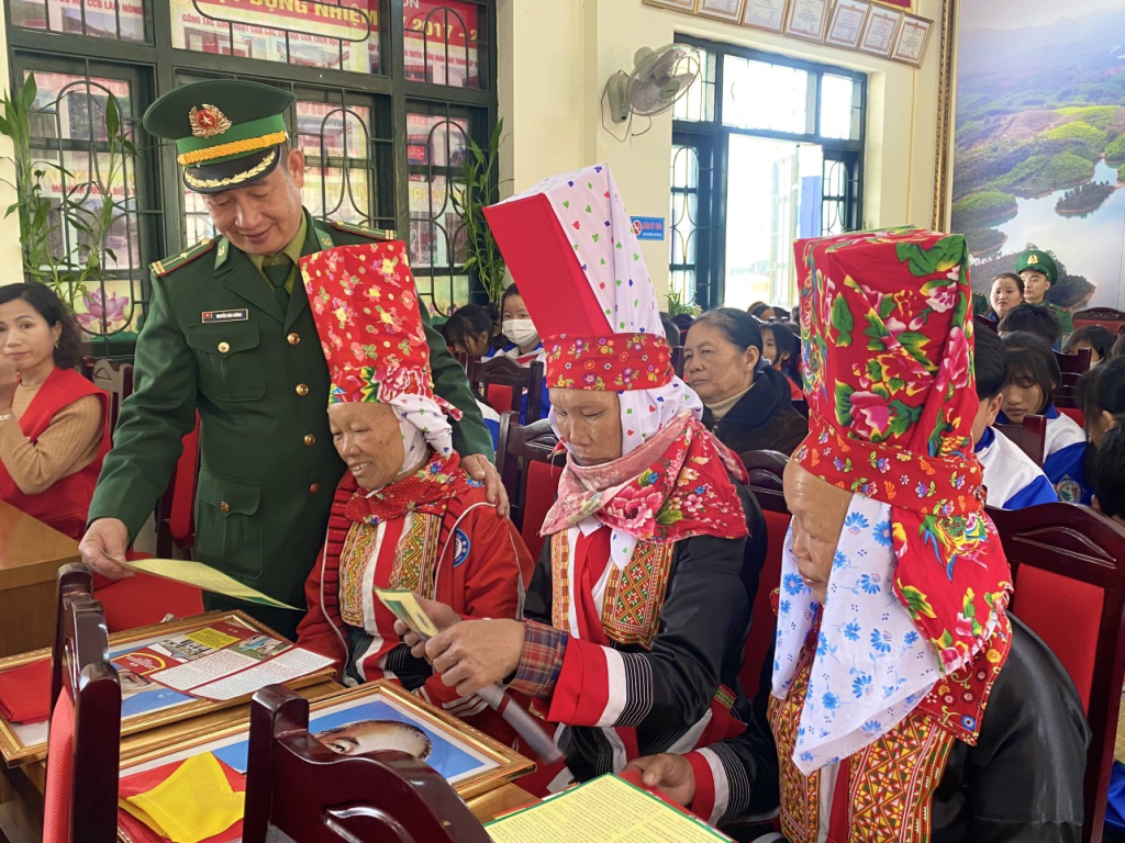 Đồn BP Quảng Đức phối hợp với chính quyền địa phương tặng cờ Tổ quốc, ảnh Bác Hồ và tuyên truyền pháp luật cho người dân xã Quảng Sơn (Hải Hà)