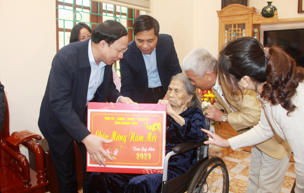 Đồng chí Nguyễn Xuân Ký, Ủy viên Trung ương Đảng, Bí thư Tỉnh ủy, Chủ tịch HĐND tỉnh thăm, chúc Tết Mẹ VNAH Nguyễn Thị Phúc, khu 2, phường Hà Khẩu.