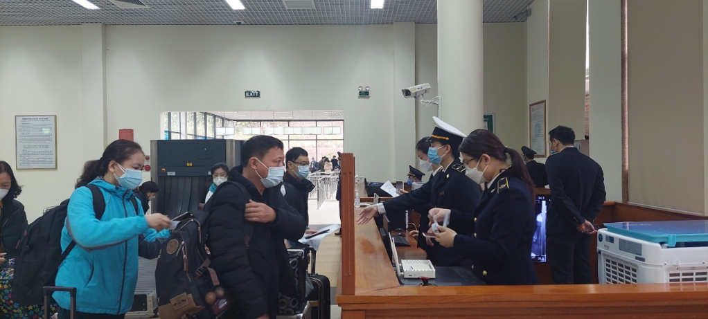 Trạm Kiểm dịch Y tế Quốc tế Móng Cái kiểm tra giấy xét nghiệm RT-PCR đối với người xuất cảnh, ngày 8/1/2023. Ảnh Hữu Việt.