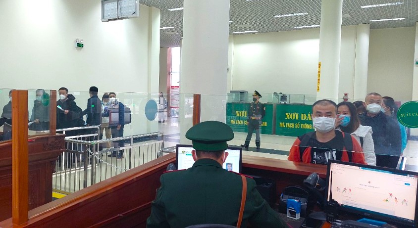 Đồn Biên phòng Cửa khẩu Quốc tế Móng Cái thực hiện nghiêm các biện pháp phòng chống dịch, kiểm soát người xuất nhập cảnh. Ảnh: Hữu Việt