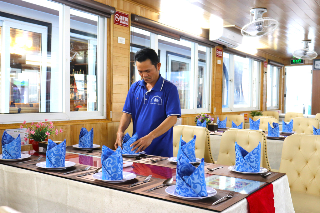 Nhân viên tàu tham quan Vịnh Hạ Long sắp xếp vật dụng, chuẩn bị đón khách.