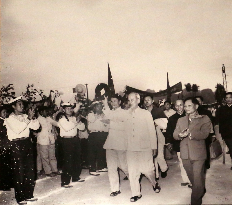 Đồng chí Nguyễn Thọ Chân (ngoài cùng, bên phải) cùng Bác Hồ đi chúc Tết nhân dân ngày 2/2/1965 (tức ngày mùng 1 Tết Nguyên đán Ất Tỵ).Ảnh tư liệu của Bảo tàng Quảng Ninh.
