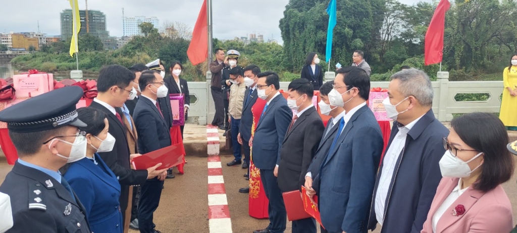 Quang cảnh buổi gặp mặt giữa Đoàn đại biểu TP Móng Cái (Việt Nam) và Đoàn đại biểu TP Đông Hưng (Trung Quốc).