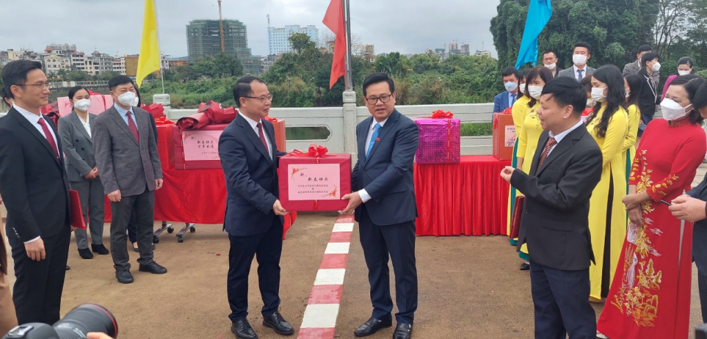 Thành ủy Móng Cái (Việt Nam) và Thành ủy Đông Hưng (Trung Quốc) tặng hoa, quà Tết Nguyên đán Quý Mão 2023