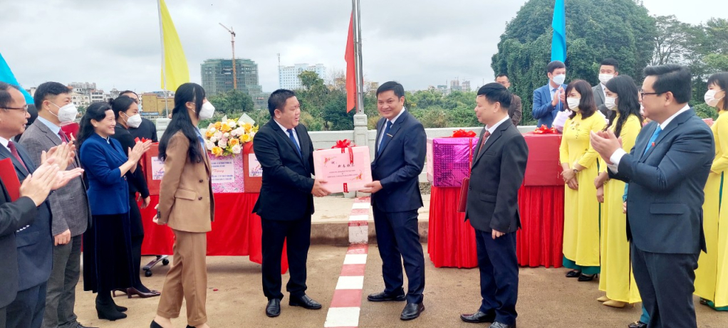 Thành ủy - UBND TP Móng Cái (Việt Nam) và Thành ủy - Chính quyền TP Đông Hưng (Trung Quốc) cùng trao quà chúc Tết Nguyên đán Quý Mão 2023