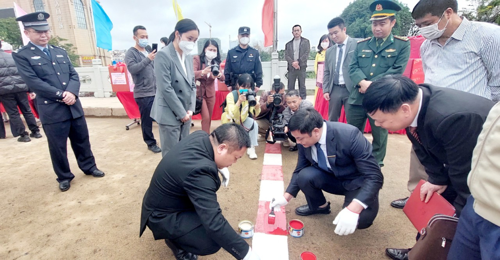 Đoàn đại biểu 2 thành phố chụp ảnh lưu niệm và thực hiện sơn lại vạch phân quản cầu Bắc Luân 1