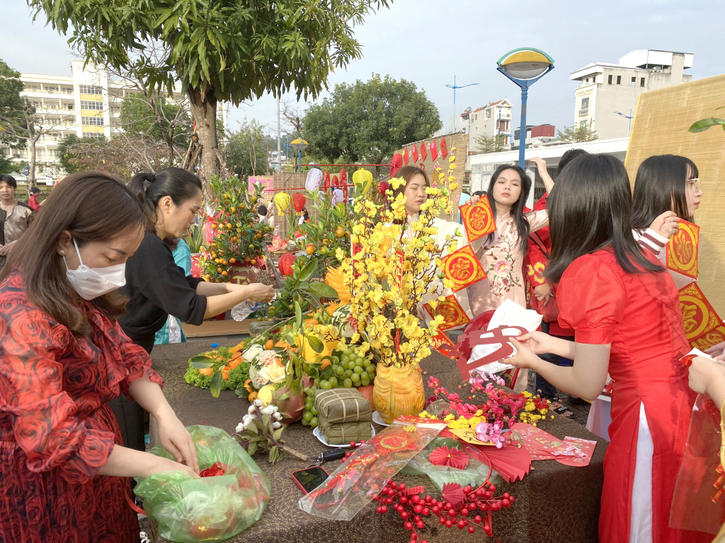 Các phụ huynh cũng có mặt cùng con em trang trí mâm ngũ quả ngày Tết. 