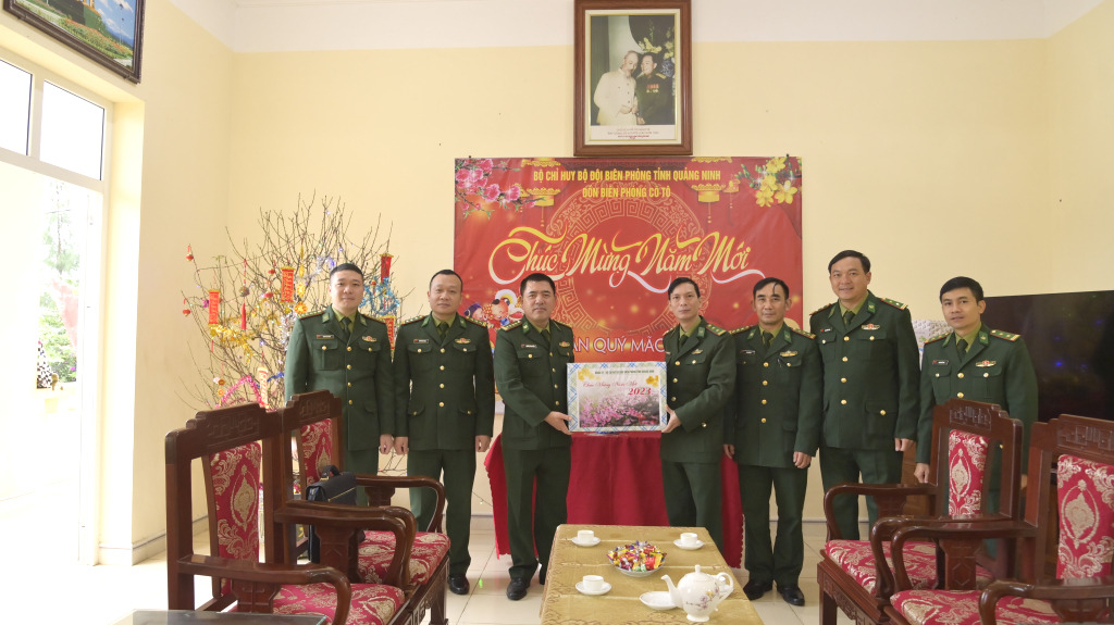 Đại tá Nguyễn Văn Thiềm, Chỉ huy trưởng Bộ Chỉ huy BĐBP tỉnh thăm, chúc tết CBCS Đồn BP Cô Tô