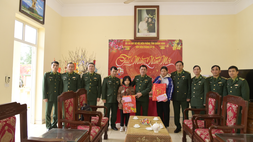 Đại tá Nguyễn Văn Thiềm, Chỉ huy trưởng Bộ Chỉ huy BĐBP tỉnh tặng quà các cháu học sinh trong chương trình 