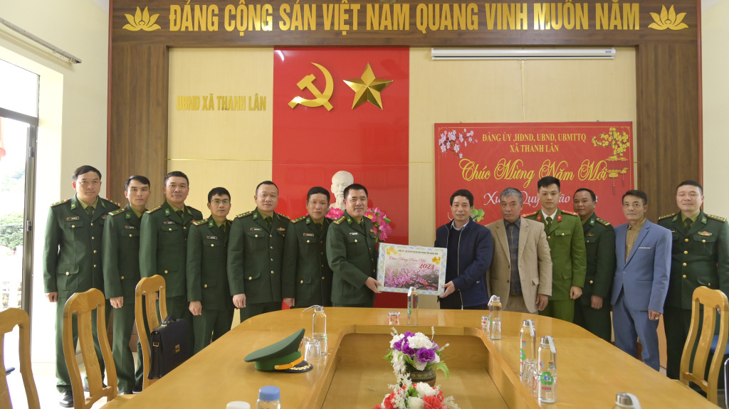 Đại tá Nguyễn Văn Thiềm, Chỉ huy Trưởng BĐBP tỉnh tặng quà tết cho cán bộ, nhân dân xã Thanh Lân (huyện Cô Tô). 