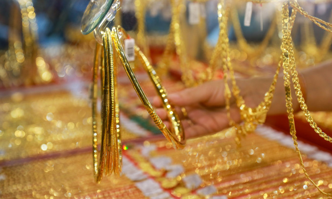 Gold prices fall marginally