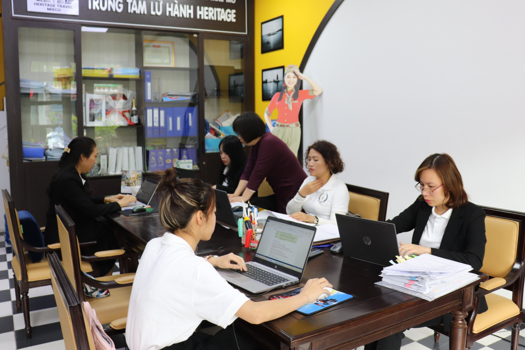 Đơn vị lữ hành làm việc hết công suất để tư vấn tour tuyến du xuân Tết Nguyên đán cho khách hàng.