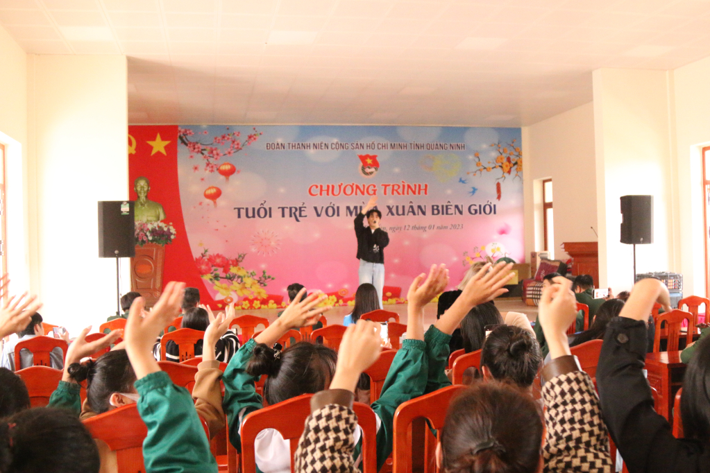 Ca sỹ Nguyễn Trần Trung Quân biểu diễn tại chương trình giao lưu văn nghệ với các chiến sỹ Đồn Biên phòng Pò Hèn (TP Móng Cái)