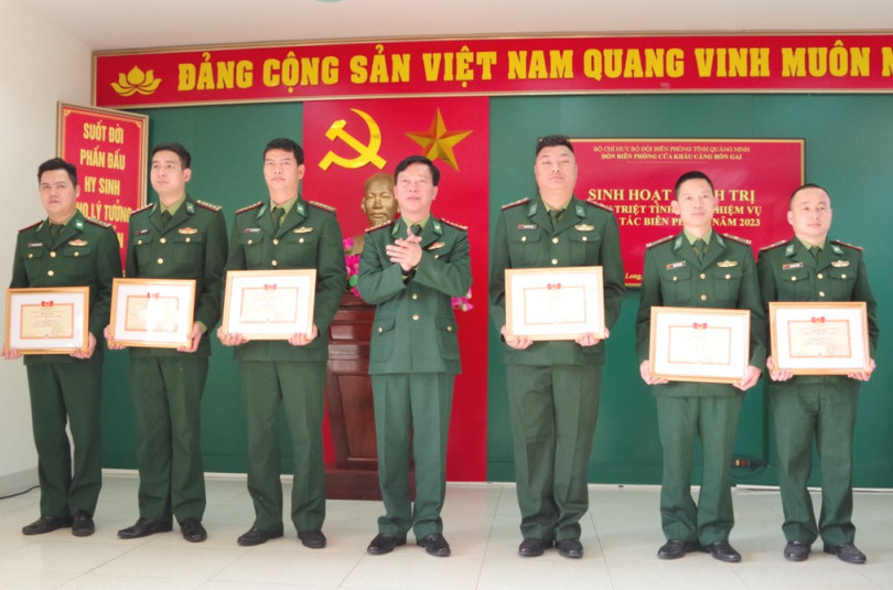 Đại tá Lê Xuân Men, Chính ủy BĐBP tỉnh Quảng Ninh tặng giấy khen cho các tập thể, cá nhân đạt được thành tích xuất sắc trong công tác biên phòng năm 2022.