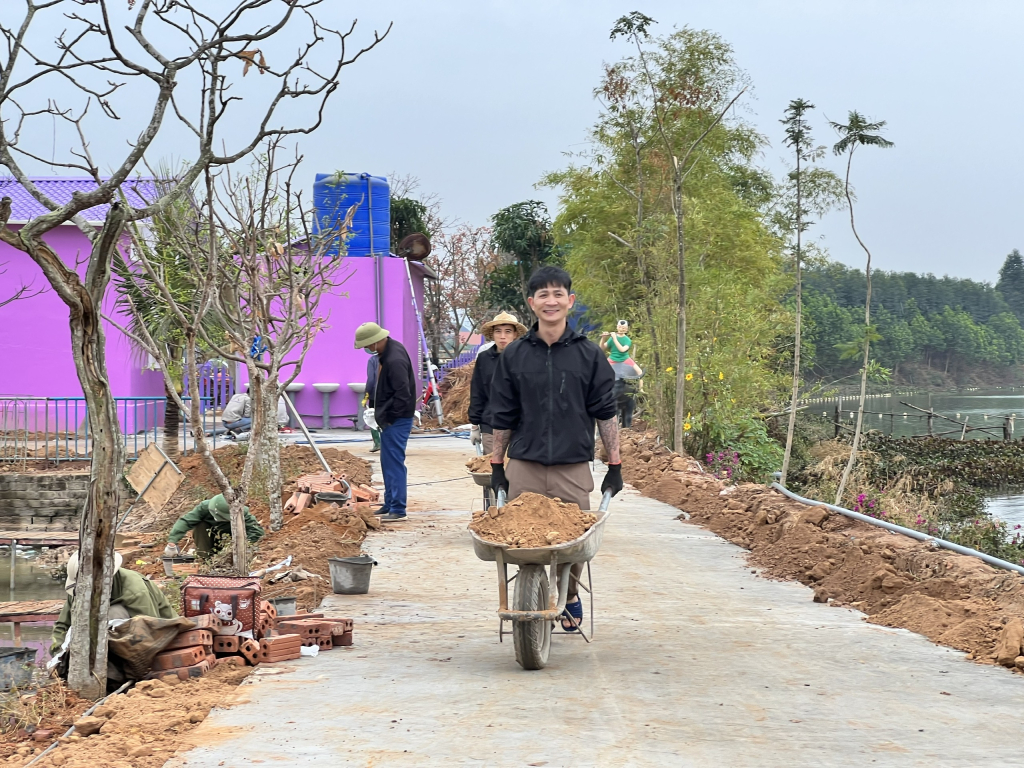 Công nhân đang tích cực làm việc để kịp ngày khai trương Đảo Tím góp thêm một sản phẩm thú vị dịp Tết cho du khách.