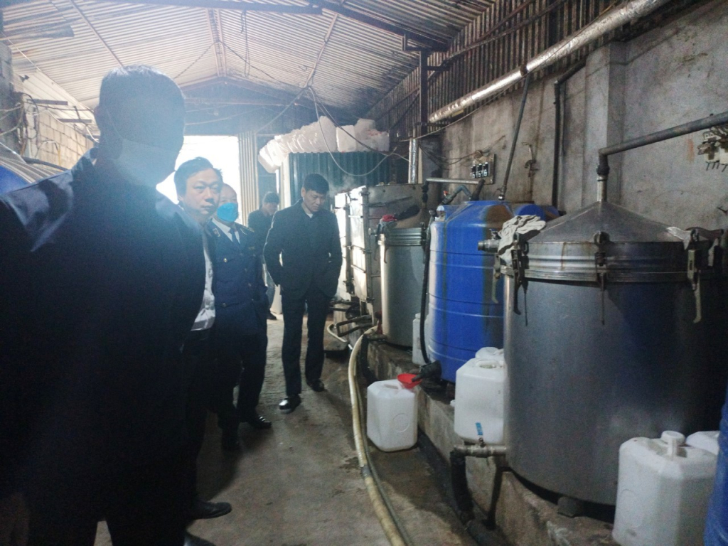 Đoàn kiểm tra liên ngành An toàn thực phẩm số 3 của tỉnh kiểm tra công tác chấp hành các quy định của pháp luật về vệ sinh ATTP tại Cơ sở nấu rượu thủ công Mạnh Tiến, phường Hải Hòa. Ngày 4/1/2023.